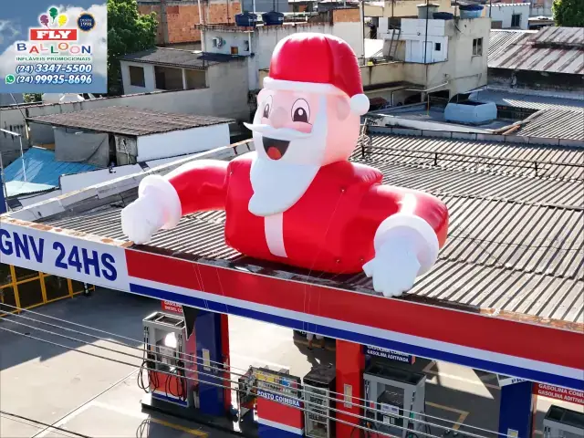 Papai Noel espião inflável gigante promocional posto GNV