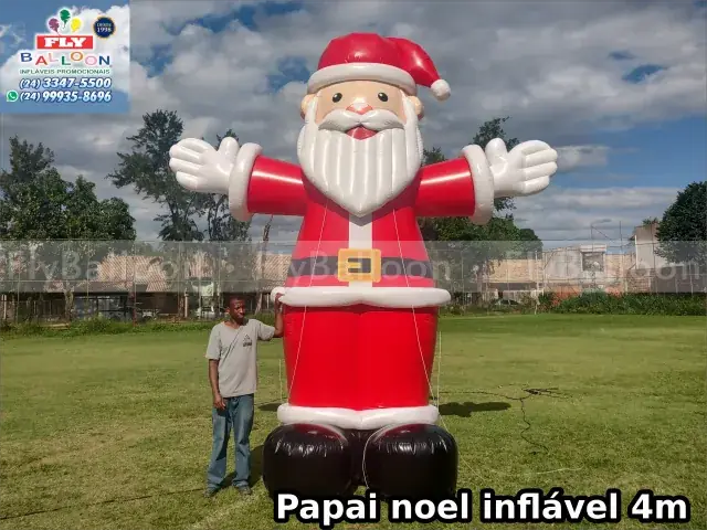 Papai Noel inflável gigante promocional em pé