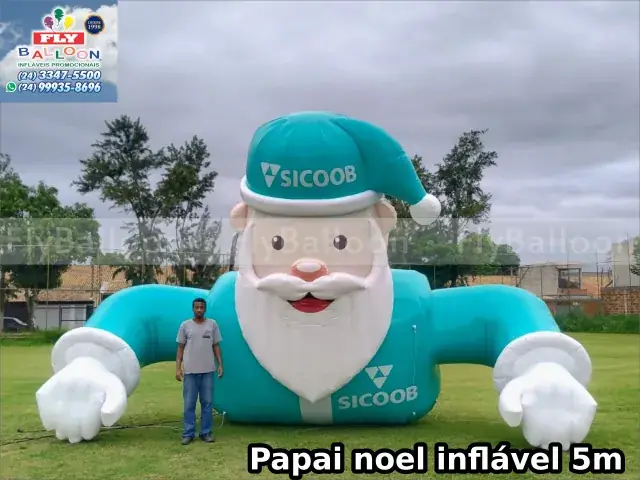 Papai Noel inflável gigante promocional espião Sicoob