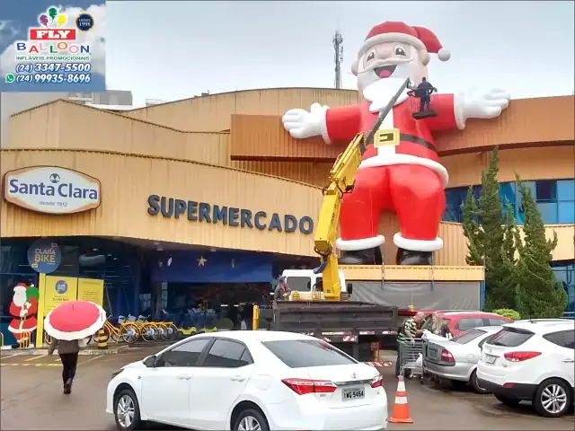 Papai Noel inflável gigante promocional Supermercado Santa Clara